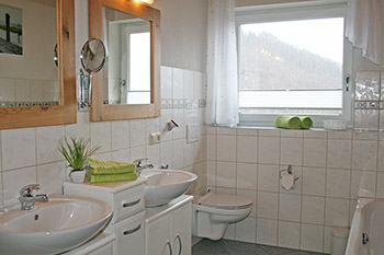 Bad mit Badewanne, Dusche und WC